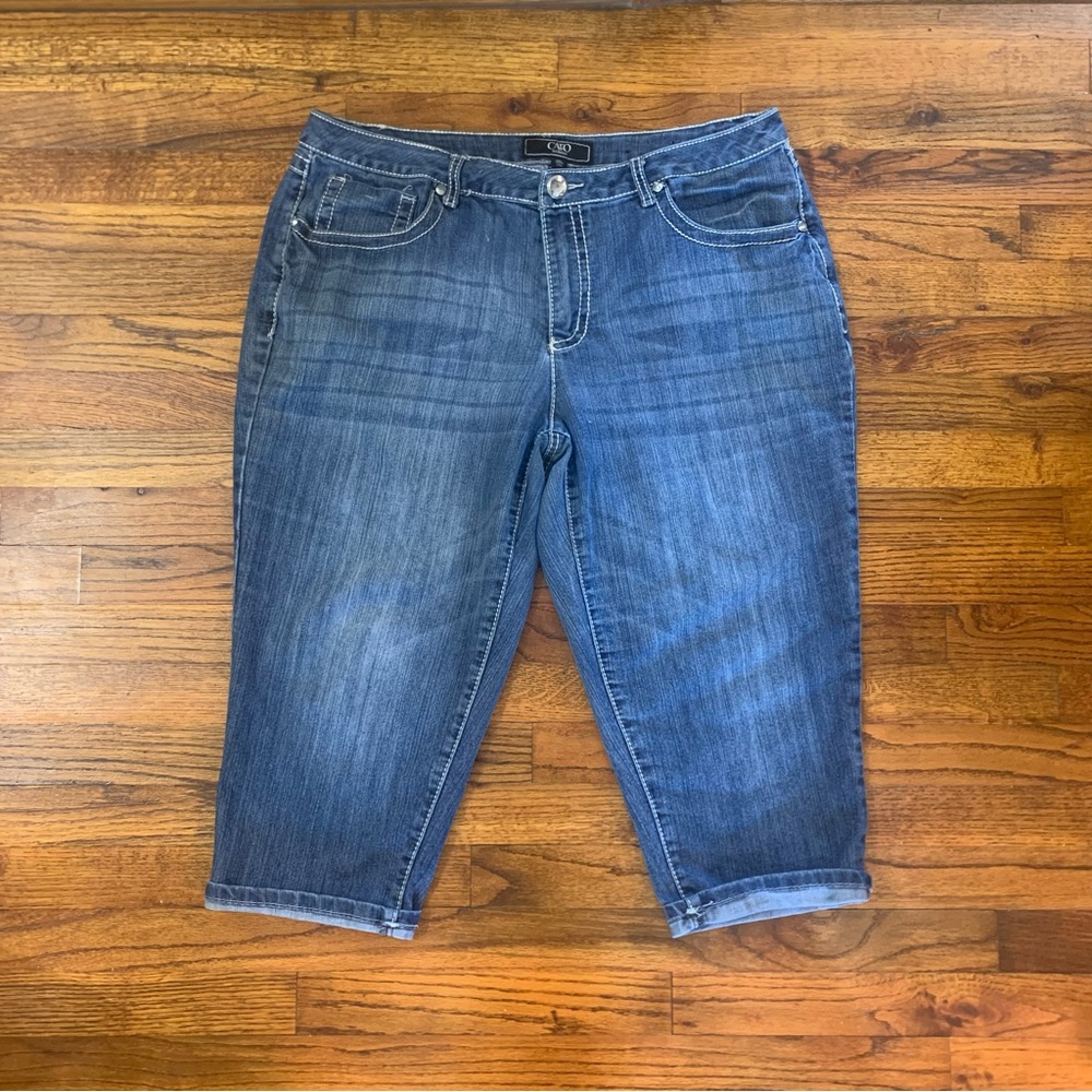 Cato Capri Knee Length Stonewashed Blue Jeans 
18W
Embellished Pocket
Length 31” - Picture 14 of 16